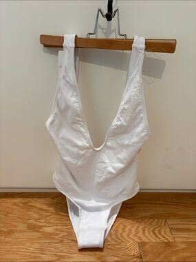 Minimale Animale White Deep V One-Piece Bandeau